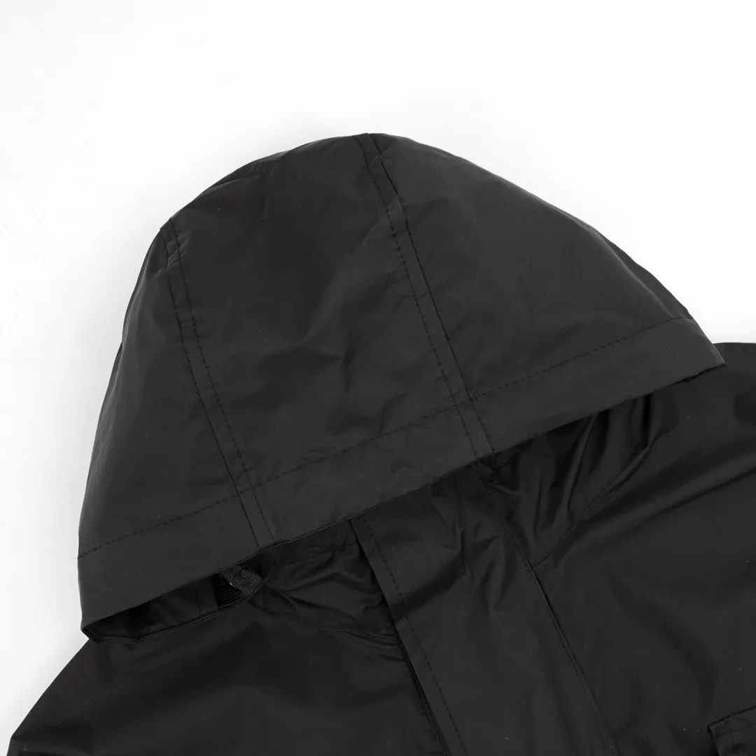 🅿️740 Stone Island/Stone Island outdoor multi-pocket long zipper jacket. In order to restore all the texture of ZP, this year the team spent several months and finally shipped it. All excipients are restored to ZP! Highly permeable laminated fabric Gore-tex imitates water-breathable film, which feels better and more comfortable. The fabric has certain waterproof, windproof and UV-proof effects. It is one of the must-have jacket fabrics in Stone Island. It is light and thin because of the characteristics of the fabric. It is functional and full of outdoor sports. There are two pockets on the chest, and there is the logo embroidery of Stone Island nautical compass badge on the arm. It is a must-have item for outdoor travel! size：XS-L